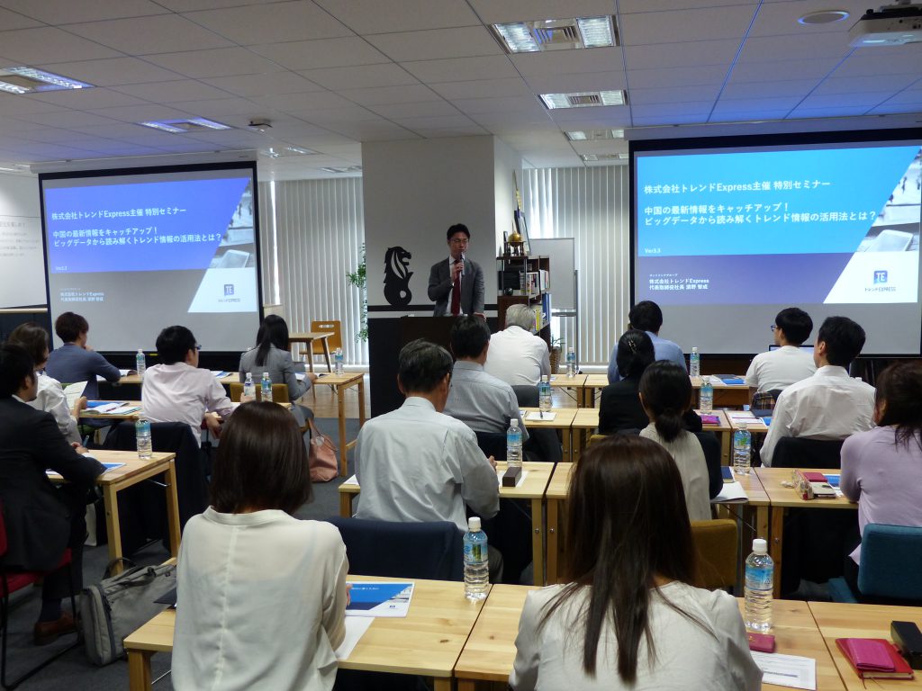 講師濱野の前に並ぶデスクに座る出席者の皆様と前方の二つのスクリーン
